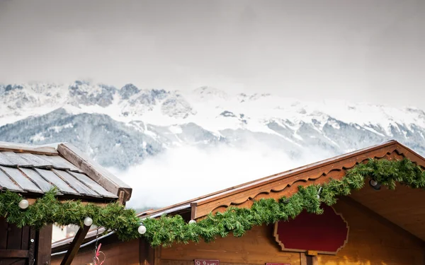 Weihnachtsmarkt in den Alpen Stockbild