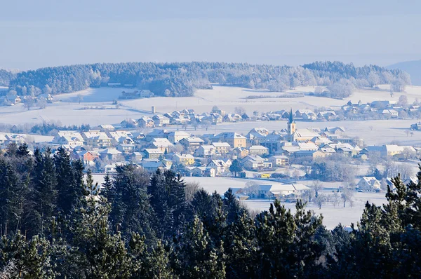 Vesnice v zimní krajině — Stock fotografie