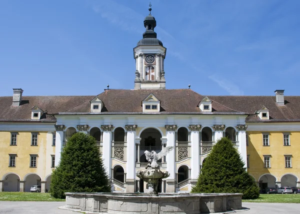 Fonte e igreja — Fotografia de Stock