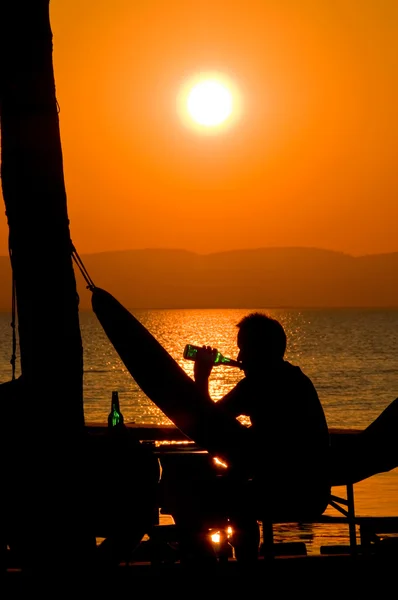 Beber uma cerveja ao pôr-do-sol — Fotografia de Stock