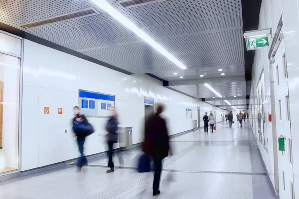 Pessoas caminhando no metrô — Fotografia de Stock