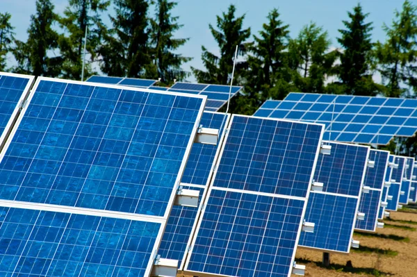 Campo de paneles solares fotovoltaicos — Foto de Stock