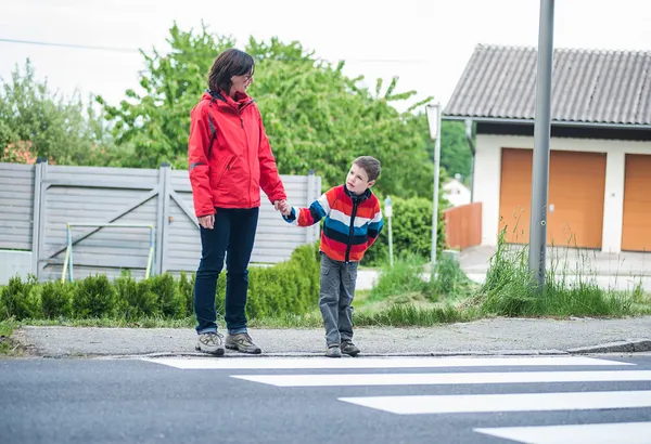 Mãe e Filho no Crosswalk — Fotografia de Stock