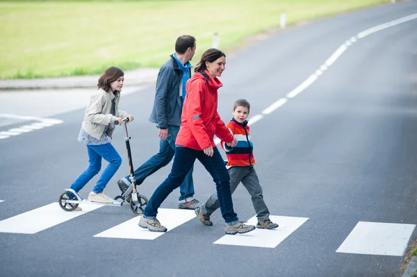 Familie lopen op de oversteekplaats — Stockfoto