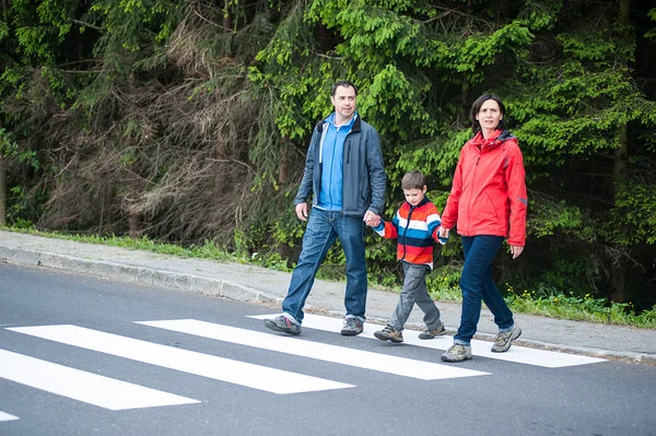 Familjen korsar vägen Stockbild