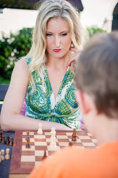 Tänkande kvinna spelar schack — Stockfoto