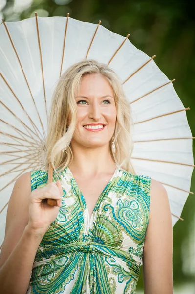 Блондинка жінка з білим парасольку — стокове фото