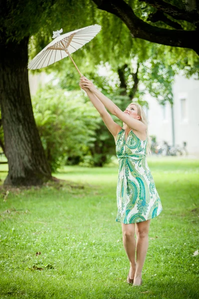 Menina com guarda-chuva branco — Fotografia de Stock