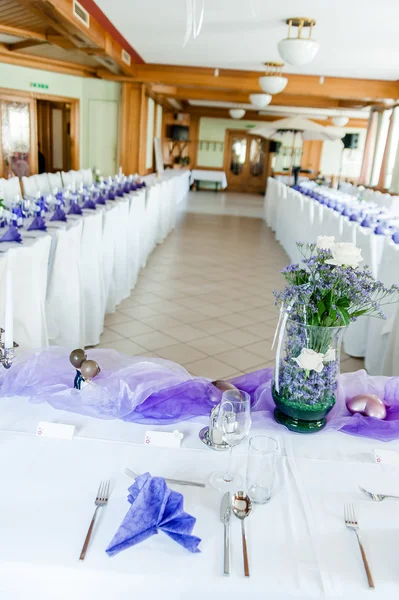 Salle de fête en blanc et violet — Photo