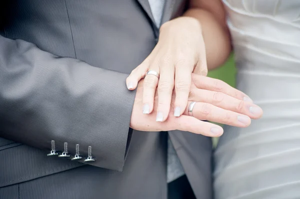 Las manos de los novios — Foto de Stock