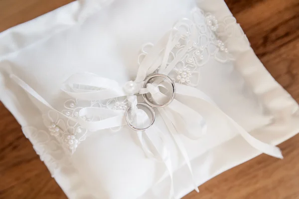 Anillos de boda de plata — Foto de Stock