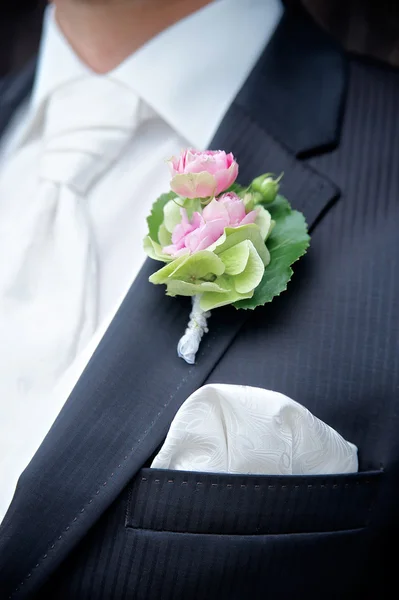 Blume auf einem Tux eines Bräutigams — Stockfoto