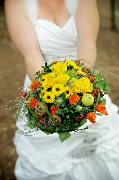 Woman with a Wedding Bouquet — Stock Photo, Image