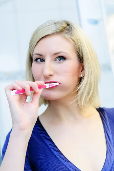 Světlovlasá žena, kartáčky na zuby — Stock fotografie
