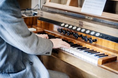Boru organ oynayan adam