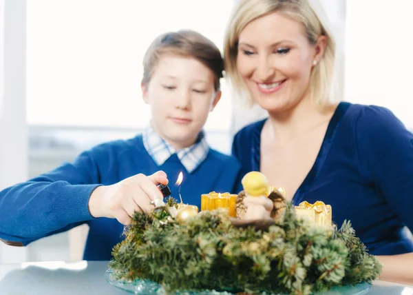 Family Lightning a Christmas Wreath — Stock Photo, Image