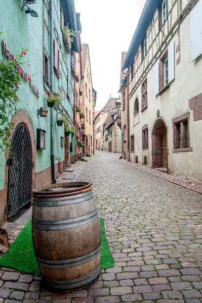 Oude Alley met wijn vat — Stockfoto