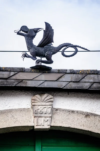 屋根の上の金属のドラゴン — ストック写真