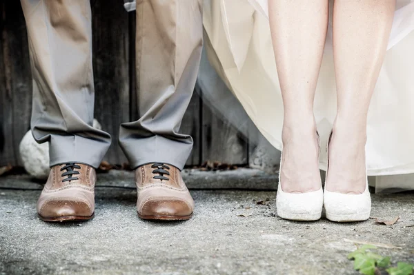 Pieds de couple de mariage — Photo