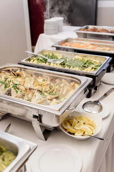 Escolha de comida em um restaurante — Fotografia de Stock