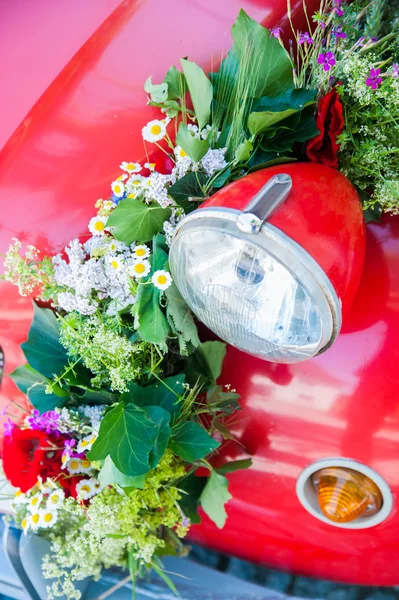 Coche rojo con ramo de flores — Foto de Stock