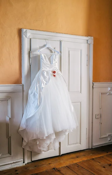 Vestido de novia en percha — Foto de Stock