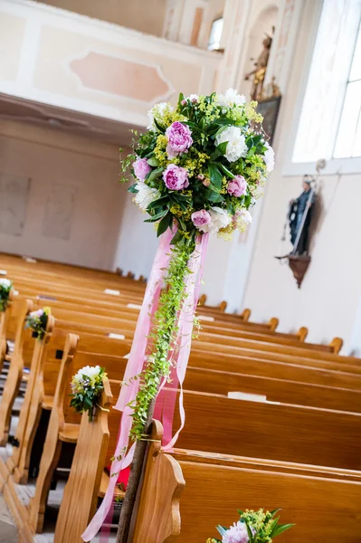 Hochzeitsdekoration in einer Kirche — Stockfoto