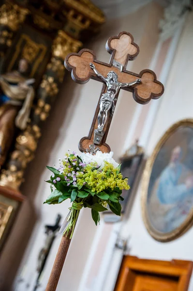 Cruz decorada en una iglesia —  Fotos de Stock