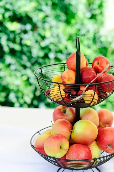 Apel dan Persik dalam Keranjang — Stok Foto