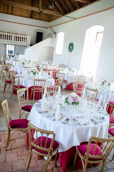 Salle de banquet décorée pour un mariage — Photo