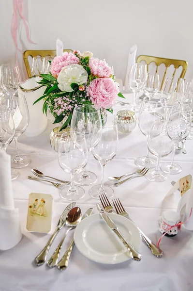 Decoración de mesa con flores — Foto de Stock