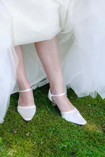 Hermosa pierna de la joven novia — Foto de Stock
