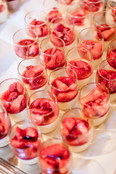 Sobremesas de creme com morango — Fotografia de Stock