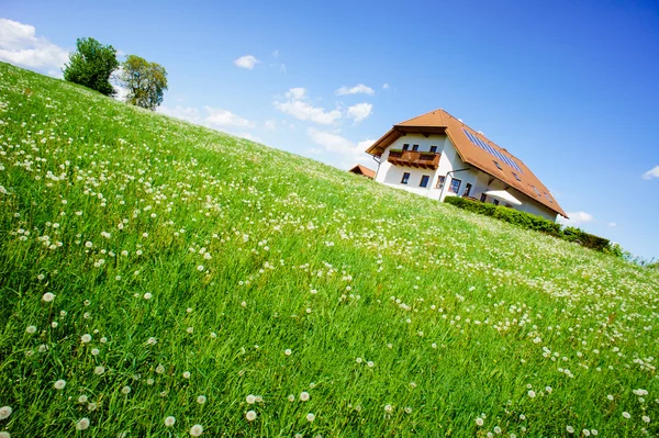 Huis in de zomer van land — Stockfoto