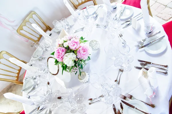 Round Table decorated with Flowers — Stock Photo, Image