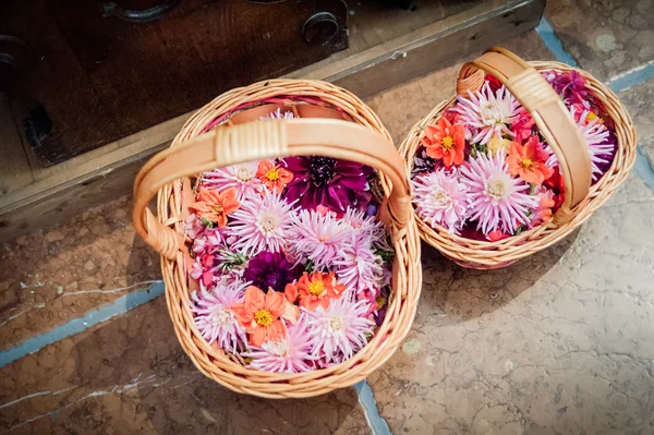 Cesta llena de flores de flores — Foto de Stock