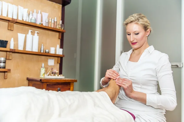 Voet massage in een spa salon — Stockfoto