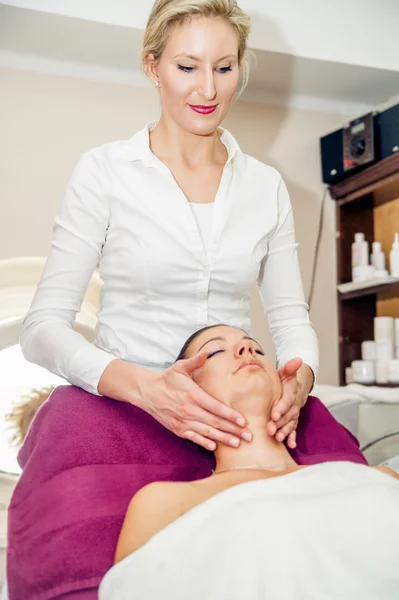 Meisje op gezicht massage spa — Stockfoto