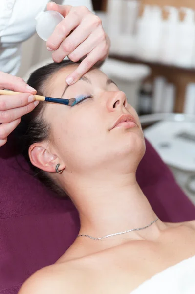 Aplicar maquiagem nas pálpebras da mulher — Fotografia de Stock