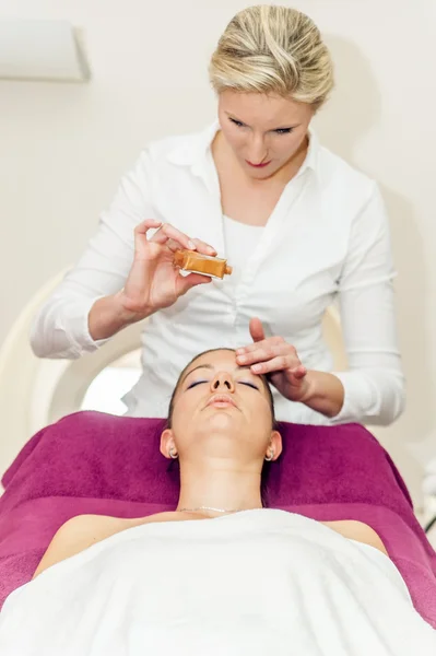 Massage oil on the forehead — Stock Photo, Image