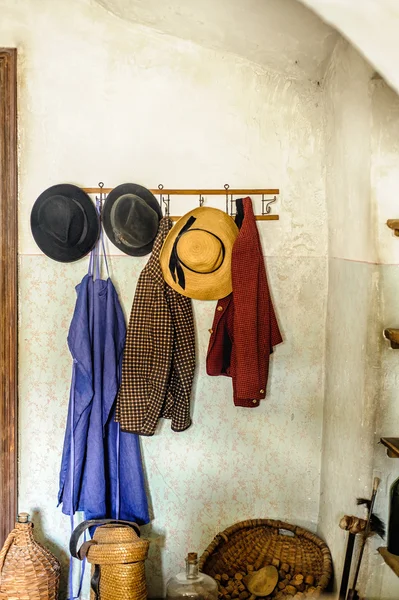 Rural garderobe met kleren — Stockfoto