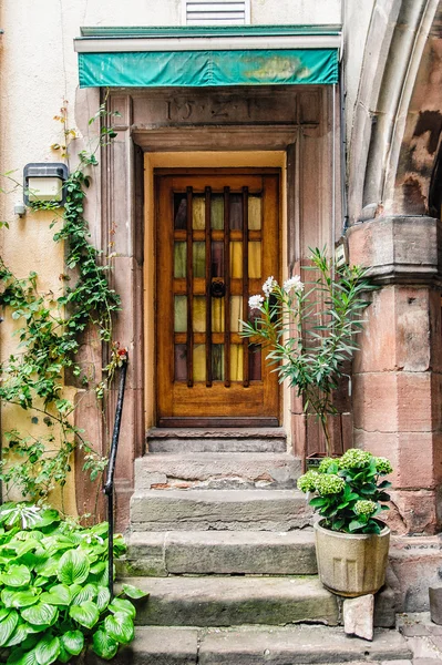 Дверь красивого старого дома — стоковое фото