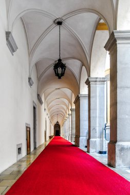 kemerli kırmızı capet ile