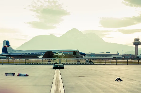 Altes flugzeug auf dem salzburger flughafen — Stockfoto