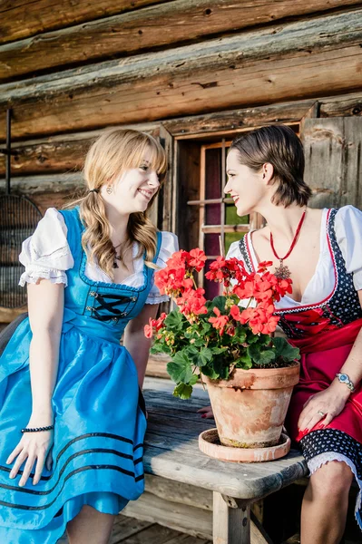 Duas mulheres vestindo austríaco Dirndl — Fotografia de Stock