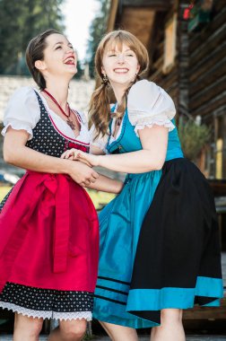 Eğleniyor geleneksel Avusturya giysili kadın
