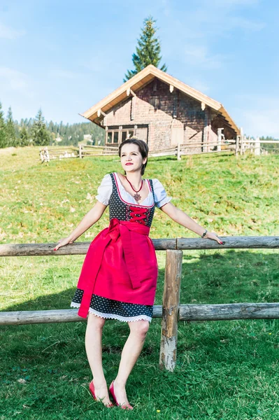 Junge Frau in den österreichischen Alpen — Stockfoto