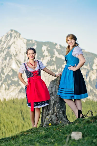 Junge Frau in den österreichischen Alpen — Stockfoto