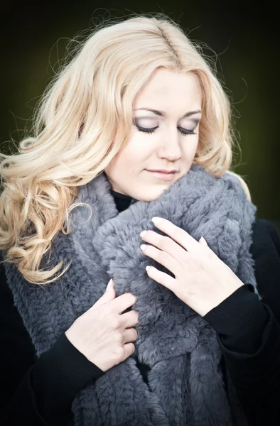 Woman in warming Fur — Stock Photo, Image