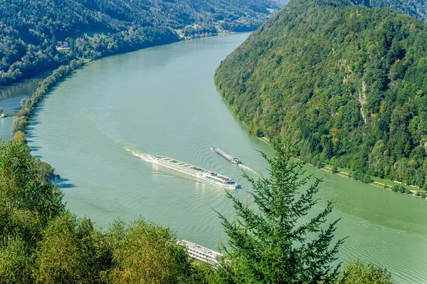 Verkeer op de rivier de Donau — Stockfoto